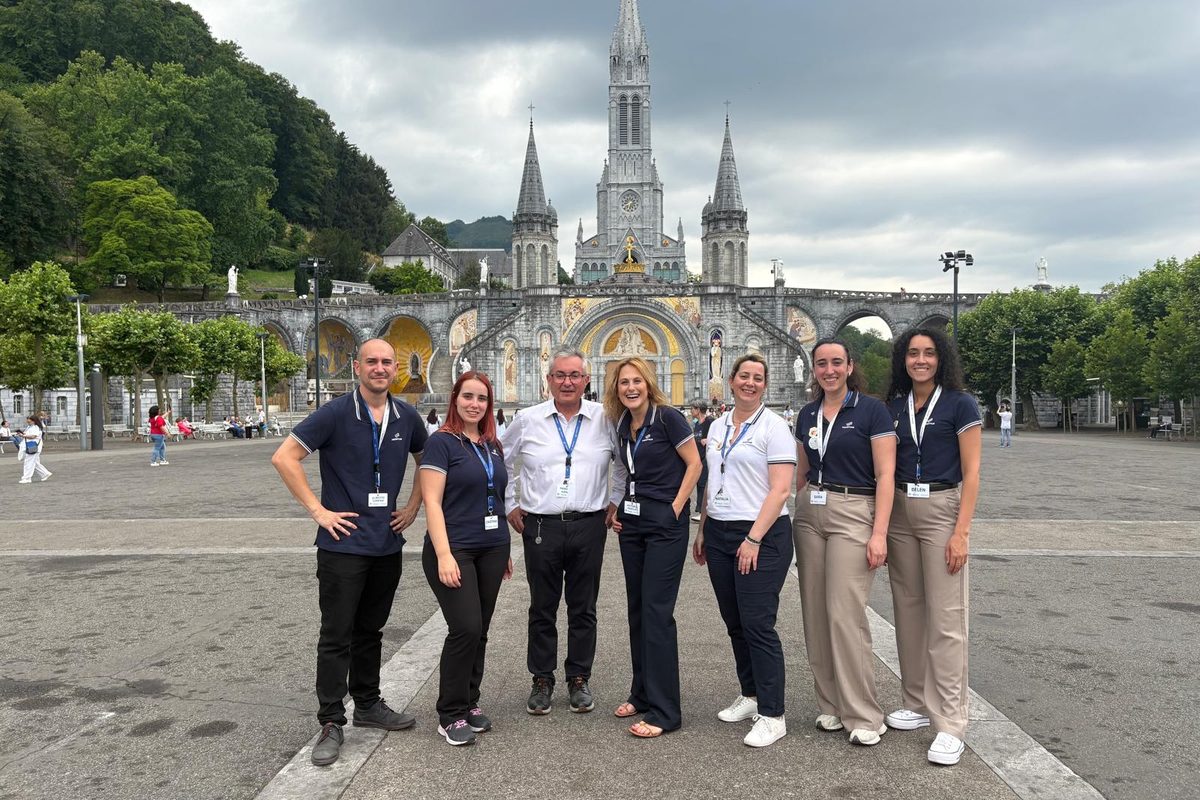El equipo de Presstour Peregrinaciones ante la basílica de Lourdes