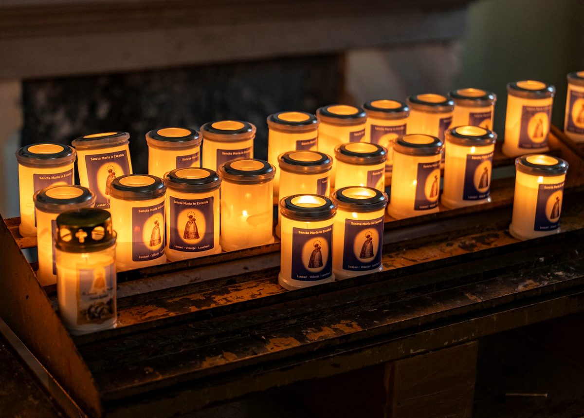 Velas encendidas, imagen de la devoción y de la procesión de las velas de Fátima