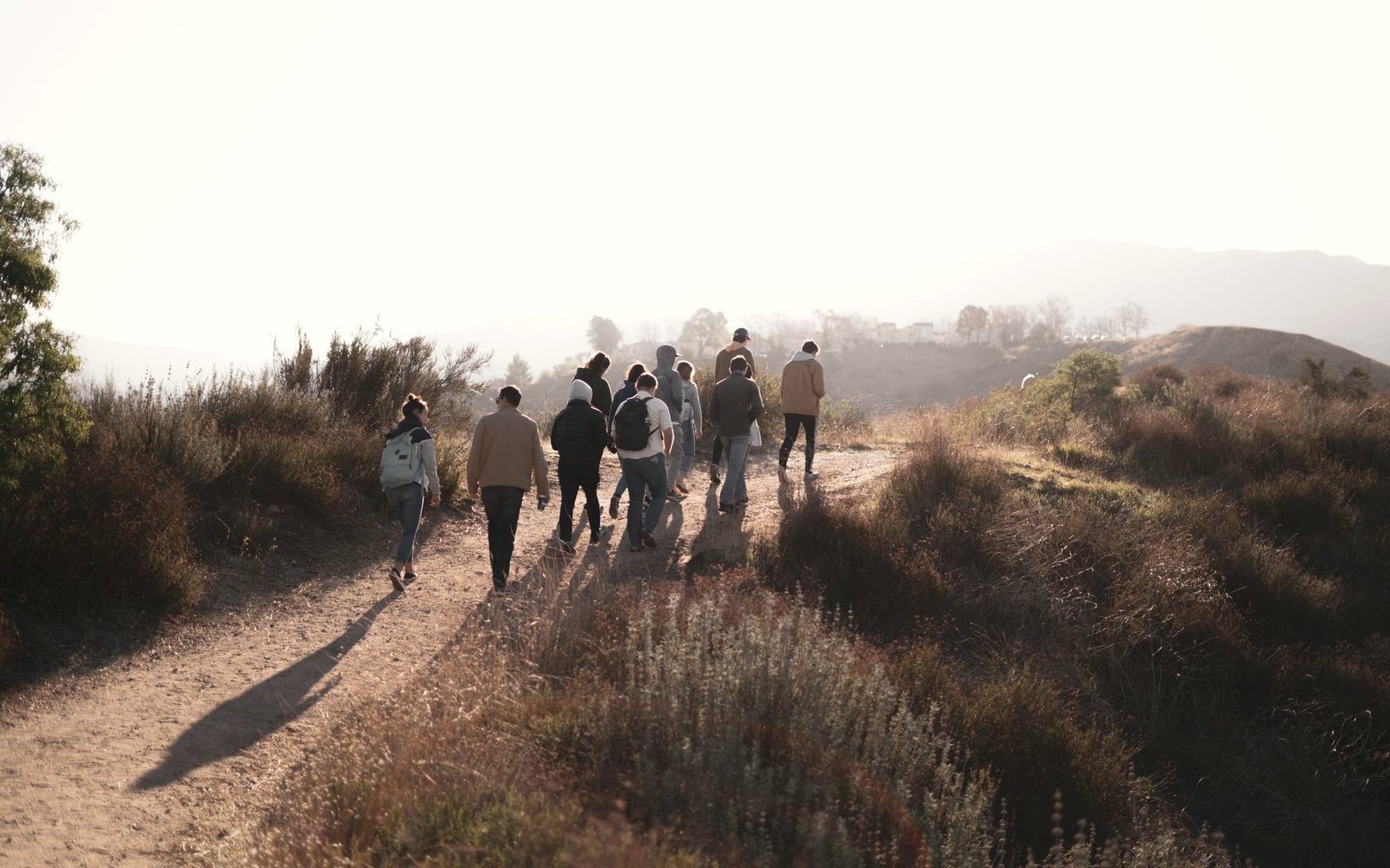 Grupo de peregrinos caminando juntos